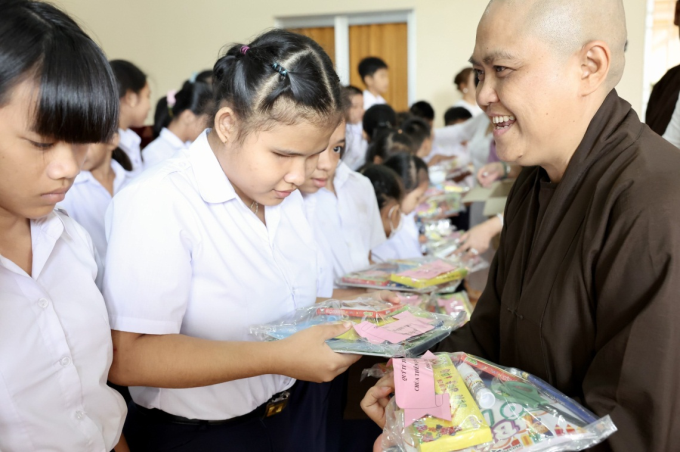 Chùa Thiên Quang tặng quà học sinh khuyết tật năm học mới